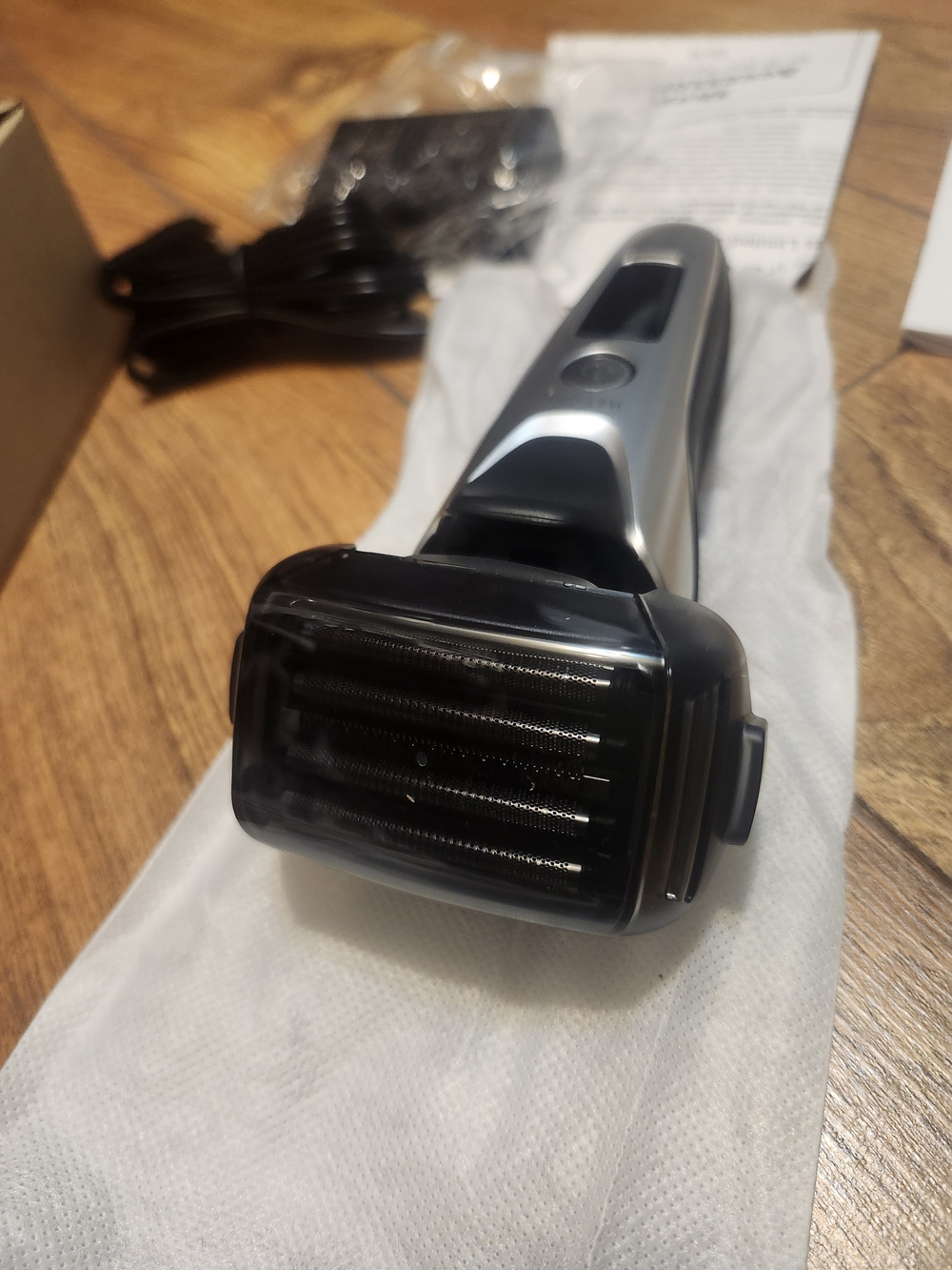 Panasonic Silver Rechargeable Foil Shaver with Travel Case - Picture 3 of 4